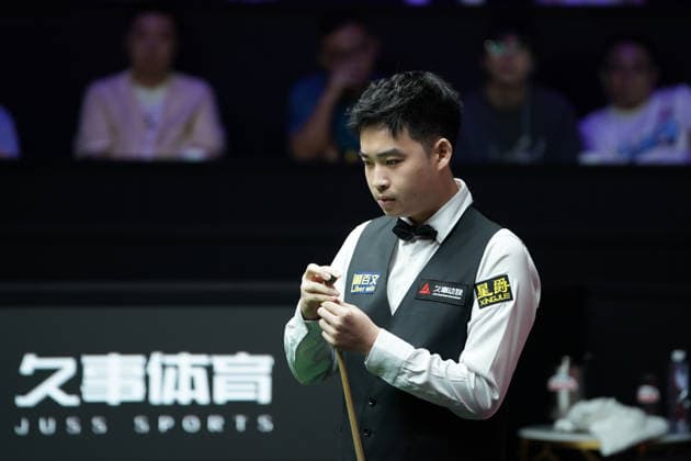 SHANGHAI, CHINA - JULY 29: Si Jiahui of China chalks the cue in the second round match against Wu Yize of China on Day 3 of the 2026 Snooker Shanghai Masters on July 29, 2026 in Shanghai, China.  Copyright: xTaixChengzhex 111657087480