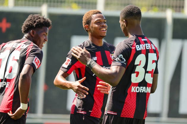 Leverkusen, Deutschland: 28.07.2026 - Testspiel - Bayer 04 Leverkusen vs. KRC Genk Im Bild: v.li. der Zweite Torschütze Jeanuel Belocian (Leverkusen) macht das Tor zum 1:0 für Leverkusen und jubelt mit Axel Tape (Leverkusen) und Christian Kofane (Leverkusen) (DFL DFB REGULATIONS PROHIBIT ANY USE OF PHOTOGRAPHS as IMAGE SEQUENCES and or QUASI-VIDEO) *** *** Leverkusen, Germany, July 28, 2026, Friendly Match: Bayer 04 Leverkusen vs. KRC Genk. Pictured from left: Jeanuel Belocian (Leverkusen), who scored the second goal, celebrating with Axel Tape (Leverkusen) and Christian Kofane (Leverkusen) DFL and DFB regulations prohibit any use of photographs as image sequences and or quasi-video *** Copyright: HMBxMedia MadeleinexFantini