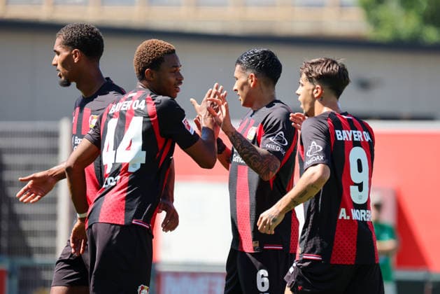 Leverkusen, Deutschland: 28.07.2026 - Testspiel - Bayer 04 Leverkusen vs. KRC Genk Im Bild: v.li. der Zweite Torschütze Jeanuel Belocian (Leverkusen) macht das Tor zum 1:0 für Leverkusen und jubelt mit Loic Bade (Leverkusen), Equi Fernandez (Leverkusen) und Afonso Moreira (Leverkusen) (DFL DFB REGULATIONS PROHIBIT ANY USE OF PHOTOGRAPHS as IMAGE SEQUENCES and or QUASI-VIDEO) *** *** Leverkusen, Germany, July 28, 2026 Friendly Match: Bayer 04 Leverkusen vs. KRC Genk. Pictured from left: Jeanuel Belocian of Leverkusen, the second goal scorer, scores the 1–0 goal for Leverkusen and celebrates with Loic Bade of Leverkusen, Equi Fernandez (Leverkusen), and Afonso Moreira (Leverkusen). DFL and DFB regulations prohibit any use of photographs as image sequences and or quasi-video. *** Copyright: HMBxMedia MadeleinexFantini