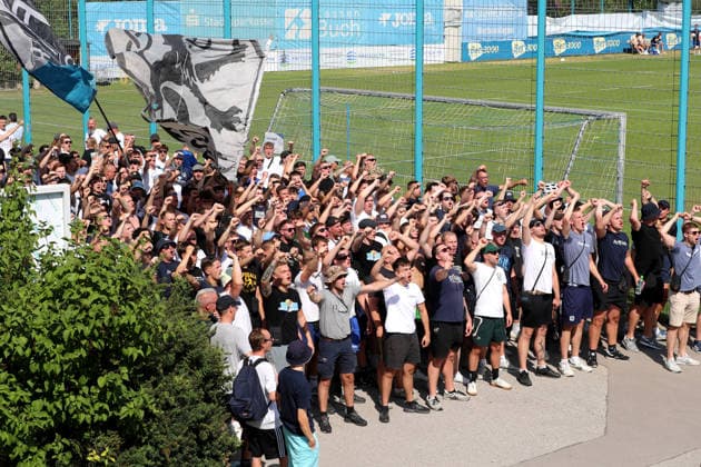 Fussball, Herren, Regionalliga Bayern, Saison 2026 2027, TSV 1860 München, Training Fanmarsch,Auflauf der Ultras, EV Anhänger am Trainingsgelände bei Training des TSV 1860 München, Gesänge, Anfeuern *** Soccer, Men s, Bavarian Regional League, 2026–2027 Season, TSV 1860 Munich, Training Session, Fan March, Ultras Gathering, EV Supporters at the Training Facility During TSV 1860 Munich s Training Session, Chants, Cheering