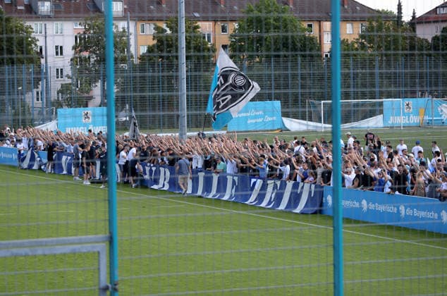 Fussball, Herren, Regionalliga Bayern, Saison 2026 2027, TSV 1860 München, Training Fanmarsch,Auflauf der Ultras, EV Anhänger am Trainingsgelände bei Training des TSV 1860 München, Gesänge, Anfeuern *** Soccer, Men s, Bavarian Regional League, 2026–2027 Season, TSV 1860 Munich, Training Session, Fan March, Ultras Gathering, EV Supporters at the Training Facility During TSV 1860 Munich s Training Session, Chants, Cheering