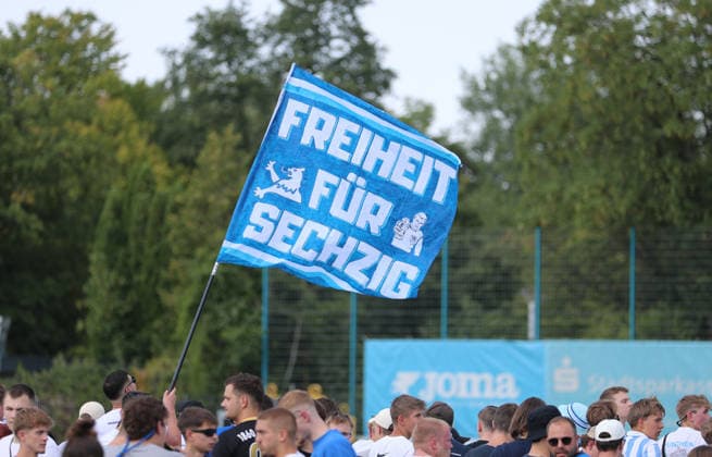 Fussball, Herren, Regionalliga Bayern, Saison 2026 2027, TSV 1860 München, Training Fanmarsch,Auflauf der Ultras, EV Anhänger am Trainingsgelände bei Training des TSV 1860 München, Gesänge, Anfeuern,Fahne Freiheit für Sechzig *** Soccer, Men s, Bavarian Regional League, 2026–2027 Season, TSV 1860 Munich, Fan March at Training, Ultras Gathering, EV Supporters at the Training Facility During TSV 1860 Munich’s Training Session, Chants, Cheering, Freedom for Sixty Banner