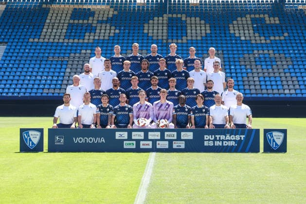 29.07.2026, Fussball, Saison 2026 2027, Porträttermin VfL Bochum, Mannschaftsfoto, hi. Reihe v.li. Torwarttrainer Sebastian Baumgartner (VfL Bochum), Karol Mets (VfL Bochum), Tom Meyer (VfL Bochum), Philipp Hofmann (VfL Bochum), Mats Pannewig (VfL Bochum), Michael Steinwender (VfL Bochum), Reha-Trainer Mathis Beckmann (VfL Bochum), 3. Reihe v. li. Co-Trainer Marc-AndrÃ Kruska (VfL Bochum), Co-Trainer Anthony Losilla (VfL Bochum), Mikkel Rakneberg (VfL Bochum), Yigit Karademir (VfL Bochum) Oliver Olsen (VfL Bochum), Lasse Isbruch (VfL Bochum), Teammanager Nico Böttcher (VfL Bochum), Mannschaftsarzt Dr. Ghani Hilal (VfL Bochum), 2. Reihe v. li. Trainer Uwe Rösler (VfL Bochum), Eins Cokaj (VfL Bochum), Manuel Mbom (VfL Bochum), Daniel Hanslik (VfL Bochum), Gerrit Holtmann (VfL Bochum), Alessandro Crimaldi (VfL Bochum), Kacper Koscierski (VfL Bochum), Berkan Taz (VfL Bochum), Direktor Lizenzfußball Simon Zoller (VfL Bochum) 1. Reihe v. li. Co-Trainer Alessandro Riedle (VfL Bochum), Leitung Athletiktrainer Björn Kadlubowski (VfL Bochum), Babis Drakas (VfL Bochum), Maximilian Wittek (VfL Bochum), Tino Casali (VfL Bochum), Hugo Rölleke (VfL Bochum), Darnell Keumo (VfL Bochum), Koji Miyoshi (VfL Bochum), Leistungsdiagnostiker Rexhep Kushutani (VfL Bochum), Zeugwart Andreas Pahl (VfL Bochum) Bochum Ruhrstadion Deutschland xRHR-FOTOx *** July 29, 2026, Soccer, 2026–2027 Season, VfL Bochum Photo Shoot, Team Photo, Back Row, From Left: Goalkeeper Coach Sebastian Baumgartner (VfL Bochum), Karol Mets (VfL Bochum), Tom Meyer (VfL Bochum), Philipp Hofmann (VfL Bochum), Mats Pannewig (VfL Bochum), Michael Steinwender (VfL Bochum), rehabilitation coach Mathis Beckmann (VfL Bochum), 3rd row, from left: assistant coach Marc André Kruska (VfL Bochum), assistant coach Anthony Losilla (VfL Bochum), Mikkel Rakneberg (VfL Bochum), Yigit Karademir (VfL Bochum), Oliver Olsen (VfL Bochum), Lasse Isbruch (VfL Bochum), team manager Nico Böttcher (VfL Bochum), team doctor Dr. Ghani Hilal (VfL Bochum), 2nd row, from left: Head Coach Uwe Rösler (VfL Bochum), Eins Cokaj (VfL Bochum), Manuel Mbom (VfL Bochum), Daniel Hanslik (VfL Bochum), Gerrit Holtmann (VfL Bochum), Alessandro Crimaldi (VfL Bochum), Kacper Koscierski (VfL Bochum), Berkan Taz (VfL Bochum), Director of Professional Soccer Simon Zoller (VfL Bochum); 1st row, from left: Assistant Coach Alessandro Riedle (VfL Bochum), Head Strength and Conditioning Coach Björn Kadlubowski (VfL Bochum), Babis Drakas, VfL Bochum; Maximilian Wittek, VfL Bochum; Tino Casali, VfL Bochum; Hugo Rölleke, VfL Bochum; Darnell Keumo, VfL Bochum; Koji Miyoshi, VfL Bochum; Performance Analyst Rexhep Kushutani, VfL Bochum; Equipment Manager Andreas Pahl, VfL Bochum; Bochum, Ruhrstadion, Germany; xRHR PHOTOx Copyright: RHR-FOTOx RHR-FOTO
