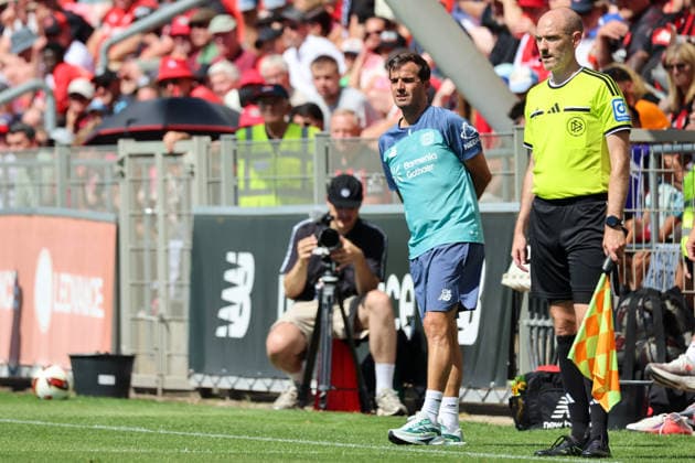 Leverkusen, Deutschland: 28.07.2026 - Testspiel - Bayer 04 Leverkusen vs. KRC Genk Im Bild: v.li. Cheftrainer Carles Martinez (Leverkusen) (DFL DFB REGULATIONS PROHIBIT ANY USE OF PHOTOGRAPHS as IMAGE SEQUENCES and or QUASI-VIDEO) *** *** Leverkusen, Germany, July 28, 2026 Friendly Match: Bayer 04 Leverkusen vs. KRC Genk Pictured from left: Head Coach Carles Martinez, Leverkusen. DFL and DFB regulations prohibit any use of photographs as image sequences and or quasi-video. *** Copyright: HMBxMedia MadeleinexFantini