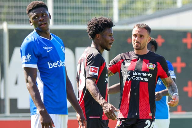 Leverkusen, Deutschland: 28.07.2026 - Testspiel - Bayer 04 Leverkusen vs. KRC Genk Im Bild: v.li. der Zweite Torschütze Nathan Tella (Leverkusen) macht das Tor zum 2:0 für Leverkusen und jubelt mit Aleix Garcia (Leverkusen) (DFL DFB REGULATIONS PROHIBIT ANY USE OF PHOTOGRAPHS as IMAGE SEQUENCES and or QUASI-VIDEO) *** *** Leverkusen, Germany, July 28, 2026, Friendly Match: Bayer 04 Leverkusen vs. KRC Genk. Pictured from left: Nathan Tella, Leverkusen’s second goal scorer, scores the 2–0 goal for Leverkusen and celebrates with Aleix Garcia. Leverkusen. DFL and DFB regulations prohibitANY USE OF PHOTOGRAPHS AS IMAGE SEQUENCES AND OR QUASI-VIDEO *** Copyright: HMBxMedia MadeleinexFantini