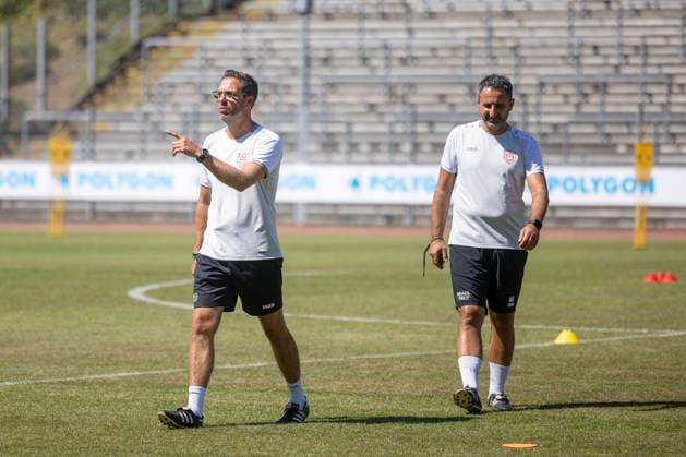 Training der Sportfreunde Siegen zur Saison 2026 2027 im Leimbachstadion auf dem Naturrasenplatz. Trainer Boris Schommers (SI) li. und Co-Trainer Mohamed Aslan (SI) re. Fussball Regionalliga West, Training, Sportfreunde Siegen, am 29.07.2026 in Siegen Deutschland. *** Sportfreunde Siegen training session for the 2026–2027 season at Leimbach Stadium on the natural grass field. Head Coach Boris Schommers (SI, left) and Assistant Coach Mohamed Aslan (SI, right). Regionalliga West soccer, training, Sportfreunde Siegen, on July 29, 2026, in Siegen, Germany