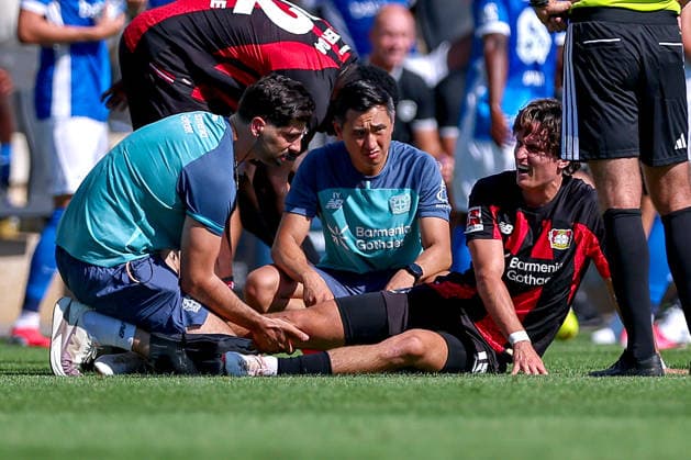29.07.2026, Fußball, Bayer 04 Leverkusen - KRC Genk, Testspiel, Saison 2026 2027 im Ulrich-Haberland-Stadion: Tim Oermann (Bayer04 Leverkusen 15) verletzt auf dem Spielfeld liegend muss medizinisch am Knie versorgt werden DFB regulations prohibit any use of photographs as image sequences and or quasi-video. Nordrhein-Westfalen Deutschland *** July 29, 2026, Soccer, Bayer 04 Leverkusen vs. KRC Genk, Friendly Match, 2026–2027 season at Ulrich Haberland Stadium: Tim Oermann of Bayer 04 Leverkusen, number 15, is lying injured on the field and requires medical attention to his knee. DFB regulations prohibit any use of photographs as image sequences and or quasi-video. North Rhine-Westphalia, Germany