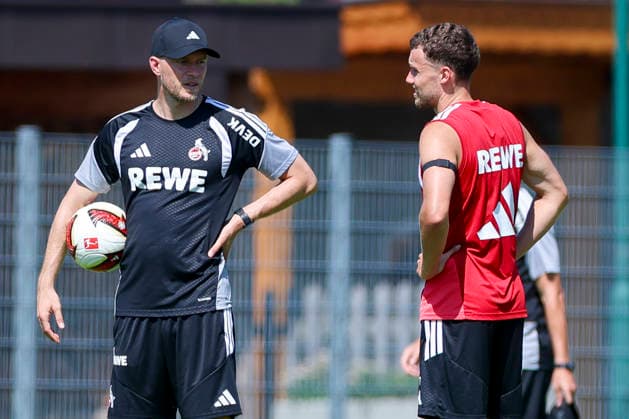 Trainer Rene Wagner (1. FC Köln) und Gian-Luca Waldschmidt (1. FC Köln) unterhalten sich, Tag 6, Trainingslager 1. FC Köln, Koasastadion am 29. July 2026 in St. Johann in Tirol, Österreich. (Foto von Marco Steinbrenner DeFodi Images) Trainer Rene Wagner (1. FC Köln) und Gian-Luca Waldschmidt (1. FC Köln) talk together, Tag 6, Trainingslager 1. FC Köln, Koasastadion, July 29, 2026 in St. Johann in Tirol, Austria. (Photo by Marco Steinbrenner DeFodi Images) - *** Coach Rene Wagner of 1. FC Köln and Gian Luca Waldschmidt of 1. FC Köln are talking, Day 6, 1. FC Köln training camp, Koasa Stadium on July 29, 2026, in St. Johann in Tirol, Austria. Photo by Marco Steinbrenner, DeFodi Images. Coach Rene Wagner of 1. FC Köln and Gian Luca Waldschmidt of 1. FC Köln are talking, Day 6, 1. FC Köln training camp, Koasa Stadium, July 29, 2026, in St. Johann in Tirol, Austria. Photo by Marco Steinbrenner, DeFodi Images