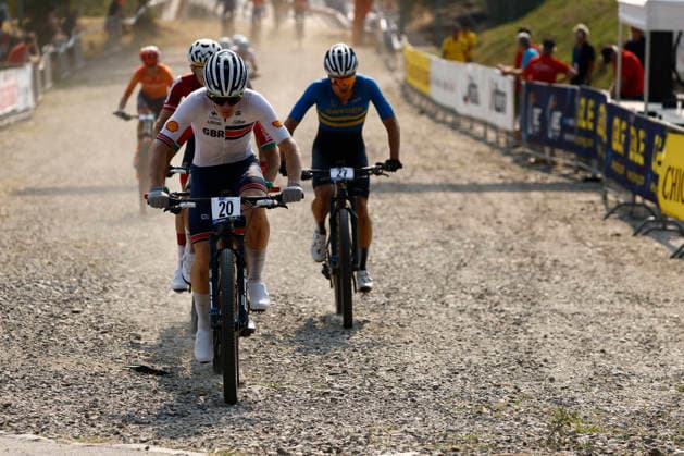29.07.2026, Monteceneri, Monteceneri, 2026 UEC MTB European Championship, EM, Europameisterschaft XCC Qualifications Men Junior, Head 1, Gus Lawson 20 (GBR), Felipe Vergara 27 (SWE) Monteceneri Monteceneri Ticino Switzerland *** July 29, 2026, Monteceneri, Monteceneri, 2026 UEC MTB European Championship XCC Qualifications Men s Junior, Heat 1, Gus Lawson 20 GBR, Felipe Vergara 27 SWE, Monteceneri, Monteceneri, Ticino, Switzerland Copyright: xJustPictures.ch FrancescoxMinghettix jp-en-FrMi-_NG_0522