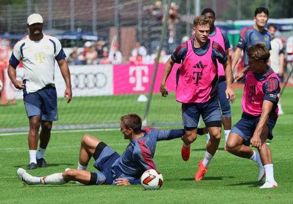 29.07.2026, FC Bayern Muenchen, Trainingslager am Tegernsee , Fussball, im Bild: Vincent Kompany (FC Bayern Muenchen) schaut auf der Zweikampf zwischen Joao Palhinha (FC Bayern Muenchen), Joshua Kimmich (FC Bayern Muenchen) und Tom Bischof (FC Bayern Muenchen) *** July 29, 2026, FC Bayern Munich, training camp at Lake Tegernsee, soccer, sports, pictured: Vincent Kompany of FC Bayern Munich watches the tackle between Joao Palhinha of FC Bayern Munich, Joshua Kimmich of FC Bayern Munich, and Tom Bischof of FC Bayern Munich