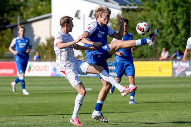 v.li.: Alexander Bernhardsson (Kiel, 11), Nathan De Cat (Hoffenheim, 17, Neuzugang), Zweikampf, Spielszene, Duell, duel, tackle, tackling, Dynamik, Action, Aktion, 29.07.2026, Zuzenhausen (Deutschland), Fussball, Testspiel, TSG 1899 Hoffenheim - Holstein Kiel, DFB DFL REGULATIONS PROHIBIT ANY USE OF PHOTOGRAPHS AS IMAGE SEQUENCES AND OR QUASI-VIDEO. *** From left: Alexander Bernhardsson (Kiel), 11; Nathan De Cat (Hoffenheim), 17; new signing; tackle; game scene; duel; tackle; tackling; dynamic; action; July 29, 2026, Zuzenhausen, Germany, soccer, friendly match, TSG 1899 Hoffenheim vs. Holstein Kiel, DFB and DFL regulations prohibit any use of photographs as image sequences and or quasi-video xozx