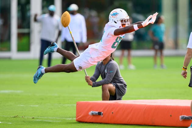 MIAMI GARDENS, FL - JULY 29: Miami Dolphins wide receiver AJ Henning (88) dives onto a mat during the Miami Dolphins Training Camp on August 29, 2026, at the Baptist Health Training Complex in Miami Gardens, FL. (Photo by Doug Murray Icon Sportswire) NFL, American Football Herren, USA JUL 29 Dolphins Training Camp EDITORIAL USE ONLY Icon796260729005