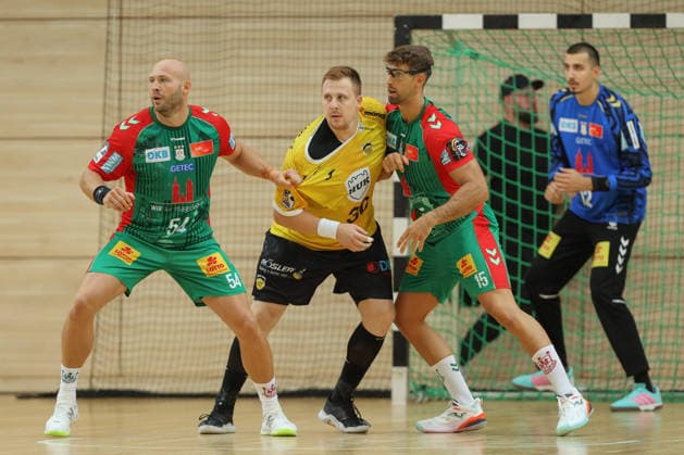 29.07.2026, xtgx, Handball Testspiel, SC Magdeburg - HSC 2000 Coburg v.l. Oscar Bergendahl (Magdeburg, 54), Nils Röller (Coburg, 30), Antonio Serradilla Cuenca (Magdeburg, 15) Zweikampf, Duell, Kampf, tackle Halle *** July 29, 2026, xtgx, Handball Exhibition Match, SC Magdeburg vs. HSC 2000 Coburg, Oscar Bergendahl (Magdeburg), 54, Nils Röller (Coburg), 30, Antonio Serradilla Cuenca (Magdeburg), 15, one-on-one, duel, battle, tackle, indoor arena