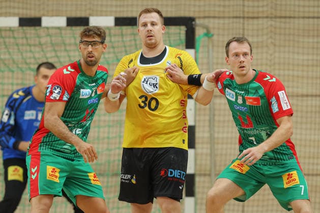29.07.2026, xtgx, Handball Testspiel, SC Magdeburg - HSC 2000 Coburg v.l. Antonio Serradilla Cuenca (Magdeburg, 15), Nils Röller (Coburg, 30), Felix Claar (Magdeburg, 7) Zweikampf, Duell, Kampf, tackle Halle *** July 29, 2026, xtgx, Handball exhibition match, SC Magdeburg vs. HSC 2000 Coburg, Antonio Serradilla Cuenca (Magdeburg), 15, Nils Röller (Coburg), 30, Felix Claar (Magdeburg), 7, one-on-one, duel, battle, tackle, indoor arena