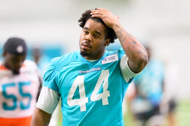 MIAMI GARDENS, FL - JULY 29: Miami Dolphins linebacker Chop Robinson (44) warms up during the Miami Dolphins Training Camp on August 29, 2026, at the Baptist Health Training Complex in Miami Gardens, FL. (Photo by Doug Murray Icon Sportswire) NFL, American Football Herren, USA JUL 29 Dolphins Training Camp EDITORIAL USE ONLY Icon796260729020