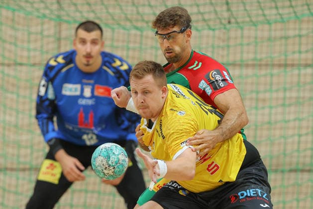 29.07.2026, xtgx, Handball Testspiel, SC Magdeburg - HSC 2000 Coburg v.l. Nils Röller (Coburg, 30), Antonio Serradilla Cuenca (Magdeburg, 15) Zweikampf, Duell, Kampf, tackle Halle *** July 29, 2026, xtgx, Handball Exhibition Match, SC Magdeburg vs. HSC 2000 Coburg, left: Nils Röller (Coburg), 30, Antonio Serradilla (Cuenca, Magdeburg), 15, one-on-one, duel, battle, tackle, indoor arena