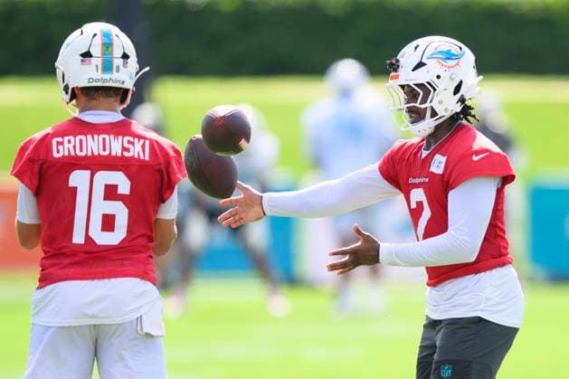 MIAMI GARDENS, FL - JULY 29: Miami Dolphins quarterback Malik Willis (2) tosses the football to quarterback Mark Gronowski (16) during the Miami Dolphins Training Camp on August 29, 2026, at the Baptist Health Training Complex in Miami Gardens, FL. (Photo by Doug Murray Icon Sportswire) NFL, American Football Herren, USA JUL 29 Dolphins Training Camp EDITORIAL USE ONLY Icon796260729041