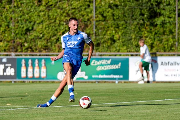 Tim Lemperle (Hoffenheim, 19), am Ball, Freisteller, Ganzkörper, Einzelbild, Einzelfoto, Aktion, Action, 29.07.2026, Zuzenhausen (Deutschland), Fussball, Testspiel, TSG 1899 Hoffenheim - Holstein Kiel, DFB DFL REGULATIONS PROHIBIT ANY USE OF PHOTOGRAPHS AS IMAGE SEQUENCES AND OR QUASI-VIDEO. *** Tim Lemperle Hoffenheim, 19, on the ball, headshot, full-body, single frame, single photo, action, 29 07 2026, Zuzenhausen, Germany, soccer, friendly match, TSG 1899 Hoffenheim vs. Holstein Kiel, DFB and DFL regulations prohibit any use of photographs as image sequences and or quasi-video xozx