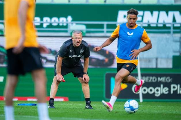 Budapest , 29-07-2026 , Groupama Arena , season 2026 2027 , UEFA Europa League play-off football , training FC Twente , picture shows FC Twente coach John van den Brom coaching FC Twente player Daouda Weidmann Training Twente in Budapest  x205309238x Copyright: