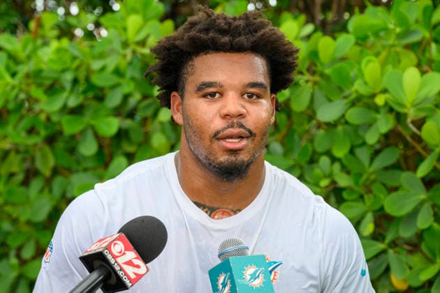 MIAMI GARDENS, FL - JULY 29: Miami Dolphins edge Chop Robinson (44) speaks to the media during the Miami Dolphins Training Camp on August 29, 2026, at the Baptist Health Training Complex in Miami Gardens, FL. (Photo by Doug Murray Icon Sportswire) NFL, American Football Herren, USA JUL 29 Dolphins Training Camp EDITORIAL USE ONLY Icon796260729056