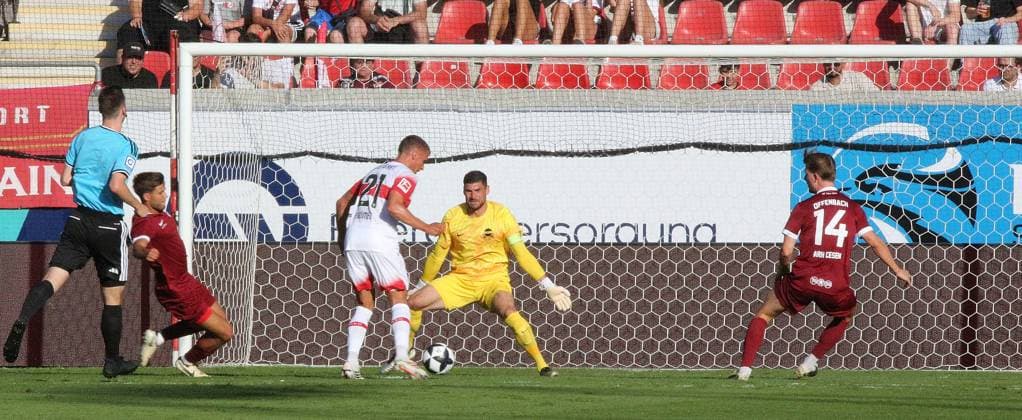 29.07.2026 xmgoodx Offenbach am Main, Plutos Stadion am Bieberer Berg - Jubiläumsspiel Kickers Offenbach (OFC) - VfB Stuttgart Tor zum 0:1 durch Chris Führich (VfB) gegen Torwart Johannes Brinkies (1, OFC) *** July 29, 2026 xmgoodx Offenbach am Main, Pluto Stadium at Bieberer Berg Anniversary Match: Kickers Offenbach OFC vs. VfB Stuttgart Goal to make it 0–1 by Chris Führich (VfB) against goalkeeper Johannes Brinkies 1, OFC