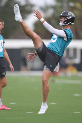 JACKSONVILLE, FL - JULY 29: Jacksonville Jaguars punter Logan Cooke (9) punts during training camp on July 29, 2026 at the Miller Electric Center in Jacksonville, Fl. (Photo by David Rosenblum Icon Sportswire) NFL, American Football Herren, USA JUL 29 Jaguars Training Camp EDITORIAL USE ONLY Icon260729224506