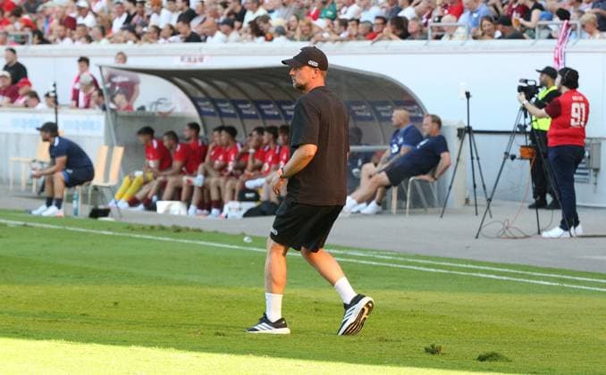 29.07.2026 xmgoodx Offenbach am Main, Plutos Stadion am Bieberer Berg - Jubiläumsspiel Kickers Offenbach (OFC) - VfB Stuttgart Trainer Sebastian Hoeneß VfB Stuttgart repariert den Rasen *** July 29, 2026 xmgoodx Offenbach am Main, Pluto Stadium at Bieberer Berg Anniversary Match: Kickers Offenbach OFC vs. VfB Stuttgart Coach Sebastian Hoeneß VfB Stuttgart repairs the field