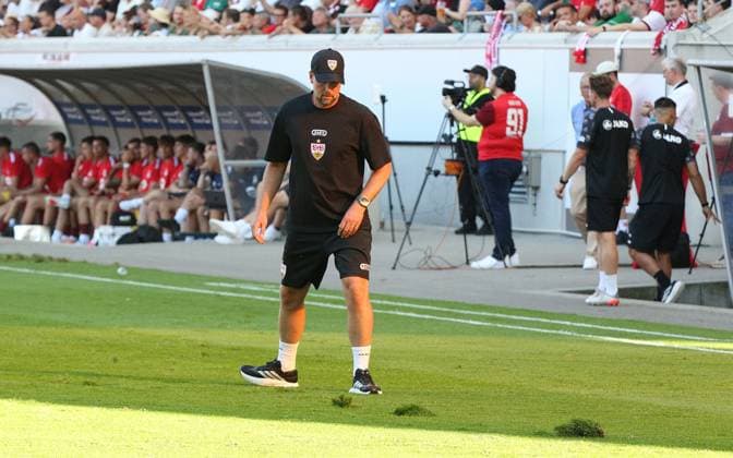 29.07.2026 xmgoodx Offenbach am Main, Plutos Stadion am Bieberer Berg - Jubiläumsspiel Kickers Offenbach (OFC) - VfB Stuttgart Trainer Sebastian Hoeneß VfB Stuttgart repariert den Rasen *** July 29, 2026 xmgoodx Offenbach am Main, Pluto Stadium at Bieberer Berg Anniversary Match: Kickers Offenbach OFC vs. VfB Stuttgart Coach Sebastian Hoeneß VfB Stuttgart repairs the field