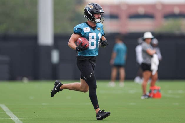 JACKSONVILLE, FL - JULY 29: Jacksonville Jaguars wide receiver Austin Trammell (81) runs with the ball during training camp on July 29, 2026 at the Miller Electric Center in Jacksonville, Fl. (Photo by David Rosenblum Icon Sportswire) NFL, American Football Herren, USA JUL 29 Jaguars Training Camp EDITORIAL USE ONLY Icon260729224519