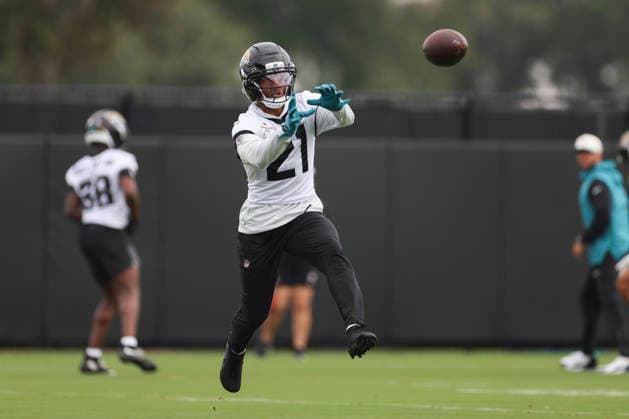 JACKSONVILLE, FL - JULY 29: Jacksonville Jaguars cornerback Christian Braswell (21) catches a ball during training camp on July 29, 2026 at the Miller Electric Center in Jacksonville, Fl. (Photo by David Rosenblum Icon Sportswire) NFL, American Football Herren, USA JUL 29 Jaguars Training Camp EDITORIAL USE ONLY Icon260729224522