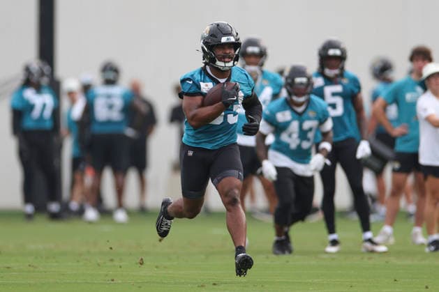 JACKSONVILLE, FL - JULY 29: Jacksonville Jaguars running back Bhayshul Tuten (33) works on a drill during training camp on July 29, 2026 at the Miller Electric Center in Jacksonville, Fl. (Photo by David Rosenblum Icon Sportswire) NFL, American Football Herren, USA JUL 29 Jaguars Training Camp EDITORIAL USE ONLY Icon260729224531