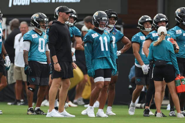JACKSONVILLE, FL - JULY 29: Jacksonville Jaguars wide receiver Parker Washington (11) talks with Jacksonville Jaguars head coach Liam Coen during training camp on July 29, 2026 at the Miller Electric Center in Jacksonville, Fl. (Photo by David Rosenblum Icon Sportswire) NFL, American Football Herren, USA JUL 29 Jaguars Training Camp EDITORIAL USE ONLY Icon260729224536