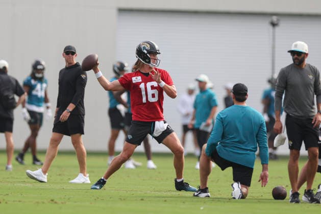 JACKSONVILLE, FL - JULY 29: Jacksonville Jaguars quarterback Trevor Lawrence (16) throws a pass during training camp on July 29, 2026 at the Miller Electric Center in Jacksonville, Fl. (Photo by David Rosenblum Icon Sportswire) NFL, American Football Herren, USA JUL 29 Jaguars Training Camp EDITORIAL USE ONLY Icon260729224559