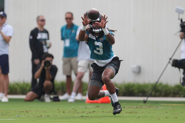 JACKSONVILLE, FL - JULY 29: Jacksonville Jaguars wide receiver Jakobi Meyers (3) catches a pass during training camp on July 29, 2026 at the Miller Electric Center in Jacksonville, Fl. (Photo by David Rosenblum Icon Sportswire) NFL, American Football Herren, USA JUL 29 Jaguars Training Camp EDITORIAL USE ONLY Icon260729224567