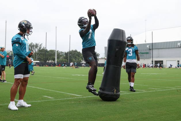 JACKSONVILLE, FL - JULY 29: Jacksonville Jaguars wide receiver Brian Thomas Jr. (7) works on a drill during training camp on July 29, 2026 at the Miller Electric Center in Jacksonville, Fl. (Photo by David Rosenblum Icon Sportswire) NFL, American Football Herren, USA JUL 29 Jaguars Training Camp EDITORIAL USE ONLY Icon260729224580