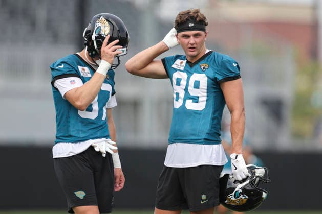 JACKSONVILLE, FL - JULY 29: Jacksonville Jaguars tight end Tanner Kozol (89) talks with Jacksonville Jaguars tight end Nate Boerkircher (87) during training camp on July 29, 2026 at the Miller Electric Center in Jacksonville, Fl. (Photo by David Rosenblum Icon Sportswire) NFL, American Football Herren, USA JUL 29 Jaguars Training Camp EDITORIAL USE ONLY Icon260729224595