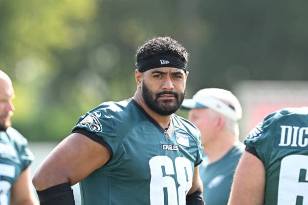 PHILADELPHIA, PA - JULY 29: Philadelphia Eagles offensive tackle Jordan Mailata 68 looks on during the Philadelphia Eagles training camp on July 29th, 2026 at Jefferson Health Training Complex in Philadelphia, PA. (Photo by Terence Lewis Icon Sportswire) NFL, American Football Herren, USA JUL 29 Eagles Training Camp EDITORIAL USE ONLY Icon260729001