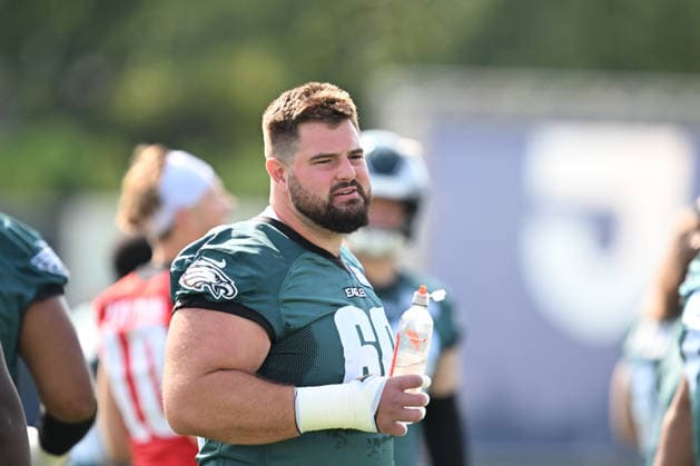 PHILADELPHIA, PA - JULY 29: Philadelphia Eagles guard Landon Dickerson 69 looks on during the Philadelphia Eagles training camp on July 29th, 2026 at Jefferson Health Training Complex in Philadelphia, PA. (Photo by Terence Lewis Icon Sportswire) NFL, American Football Herren, USA JUL 29 Eagles Training Camp EDITORIAL USE ONLY Icon260729011