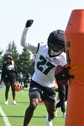 PHILADELPHIA, PA - JULY 29: Philadelphia Eagles cornerback Quinyon Mitchell 27 during the Philadelphia Eagles training camp on July 29th, 2026 at Jefferson Health Training Complex in Philadelphia, PA. (Photo by Terence Lewis Icon Sportswire) NFL, American Football Herren, USA JUL 29 Eagles Training Camp EDITORIAL USE ONLY Icon260729031