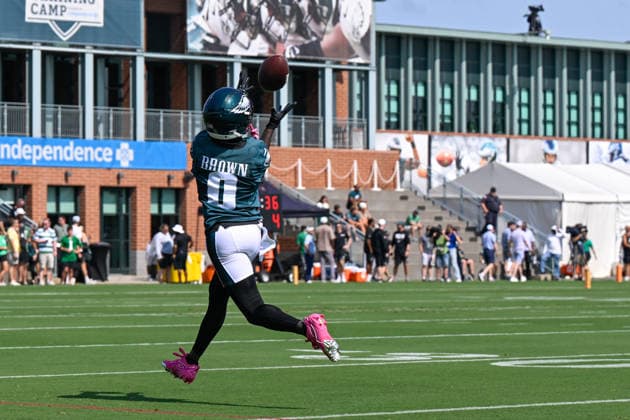 PHILADELPHIA, PA - JULY 29: Philadelphia Eagles wide receiver Hollywood Brown 0 catches the ball during the Philadelphia Eagles training camp on July 29th, 2026 at Jefferson Health Training Complex in Philadelphia, PA. (Photo by Terence Lewis Icon Sportswire) NFL, American Football Herren, USA JUL 29 Eagles Training Camp EDITORIAL USE ONLY Icon260729036