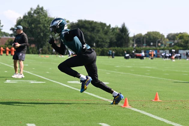 PHILADELPHIA, PA - JULY 29: Philadelphia Eagles wide receiver DeVonta Smith 6 runs a drill during the Philadelphia Eagles training camp on July 29th, 2026 at Jefferson Health Training Complex in Philadelphia, PA. (Photo by Terence Lewis Icon Sportswire) NFL, American Football Herren, USA JUL 29 Eagles Training Camp EDITORIAL USE ONLY Icon260729043