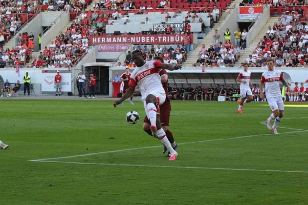 29.07.2026 xmgoodx Offenbach am Main, Plutos Stadion am Bieberer Berg - Jubiläumsspiel Kickers Offenbach (OFC) - VfB Stuttgart Maximilian Schmid (9, OFC) gegen Dan-Axel Zagadou (VfB) *** July 29, 2026 xmgoodx Offenbach am Main, Pluto Stadium at Bieberer Berg Anniversary Match: Kickers Offenbach OFC vs. VfB Stuttgart Maximilian Schmid 9, OFC vs. Dan Axel Zagadou VfB