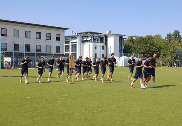 Fussball, Herren, Regionalliga Bayern, Saison 2026 2027, TSV 1860 München, Training Die Mannschaft des TSV 1860 München beim Aufwärmen, laufen im neuen Trainingsoutfit auf dem Trainingsplatz *** Soccer, Men s, Bavarian Regional League, 2026–2027 Season, TSV 1860 Munich, Practice: The TSV 1860 Munich team warming up, running on the practice field in their new practice uniforms
