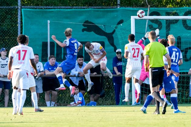 v.li.: Torschütze Max Moerstedt (Hoffenheim, 9) erzielt das Tor zum 3:1, Treffer, Torerfolg, Highlight, Action, Aktion, Spielszene, Ivan Nekic (Kiel, 13) kommt zu spät, 29.07.2026, Zuzenhausen (Deutschland), Fussball, Testspiel, TSG 1899 Hoffenheim - Holstein Kiel, DFB DFL REGULATIONS PROHIBIT ANY USE OF PHOTOGRAPHS AS IMAGE SEQUENCES AND OR QUASI-VIDEO. *** From left: Goal scorer Max Moerstedt (Hoffenheim), No. 9, scores the goal to make it 3–1; goal, scoring, highlight, action, play; Ivan Nekic (Kiel), No. 13, arrives too late; July 29, 2026, Zuzenhausen, Germany, soccer, friendly match, TSG 1899 Hoffenheim vs. Holstein Kiel, DFB and DFL regulations prohibit any use of photographs as image sequences and or quasi-video xozx
