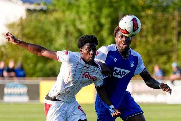 v.li.: Faride Alidou (Kiel, 17), Maxime Ndong-Penda (Hoffenheim, 42), Zweikampf, Spielszene, Duell, duel, tackle, tackling, Dynamik, Action, Aktion, 29.07.2026, Zuzenhausen (Deutschland), Fussball, Testspiel, TSG 1899 Hoffenheim - Holstein Kiel, DFB DFL REGULATIONS PROHIBIT ANY USE OF PHOTOGRAPHS AS IMAGE SEQUENCES AND OR QUASI-VIDEO. *** v li Faride Alidou Kiel, 17, Maxime Ndong Penda Hoffenheim, 42, tackle, game scene, duel, tackle, tackling, dynamics, action, 07 29 2026, Zuzenhausen, Germany, soccer, friendly match, TSG 1899 Hoffenheim vs. Holstein Kiel, DFB and DFL regulations prohibit any use of photographs as image sequences and or quasi-video xozx