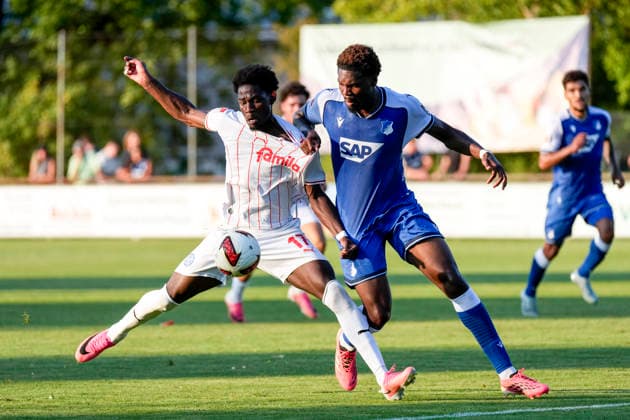 v.li.: Faride Alidou (Kiel, 17), Maxime Ndong-Penda (Hoffenheim, 42), Zweikampf, Spielszene, Duell, duel, tackle, tackling, Dynamik, Action, Aktion, 29.07.2026, Zuzenhausen (Deutschland), Fussball, Testspiel, TSG 1899 Hoffenheim - Holstein Kiel, DFB DFL REGULATIONS PROHIBIT ANY USE OF PHOTOGRAPHS AS IMAGE SEQUENCES AND OR QUASI-VIDEO. *** v li Faride Alidou Kiel, 17, Maxime Ndong Penda Hoffenheim, 42, tackle, game scene, duel, tackle, tackling, dynamics, action, 07 29 2026, Zuzenhausen, Germany, soccer, friendly match, TSG 1899 Hoffenheim vs. Holstein Kiel, DFB and DFL regulations prohibit any use of photographs as image sequences and or quasi-video xozx