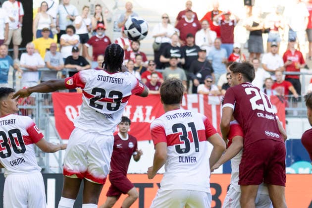 Testspiel: Kickers Offenbach -VFB Stuttgart, 29.07.2026 Dan-Axel Zagadou (VfB Stuttgart 23) & Christopher Olivier (VfB Stuttgart 31) & Chema Andres (VfB Stuttgart 30) & Dominik Crljenec (Kickers Offenbach 20) im Kpfballduell, Kickers Offenbach - VFB Stuttgart, Offenbach, Plutos Stadion am Bieberer Berg, 29.7.2026 *** Friendly Match: Kickers Offenbach vs. VfB Stuttgart, July 29, 2026 Dan Axel Zagadou (VfB Stuttgart) 23, Christopher Olivier (VfB Stuttgart) 31, Chema Andres (VfB Stuttgart) 30, Dominik Crljenec (Kickers Offenbach) 20 in a header duel, Kickers Offenbach vs. VfB Stuttgart, Offenbach, Pluto Stadium at Bieberer Berg, July 29, 2026 Copyright: xBEAUTIFULxSPORTS Gawlikx