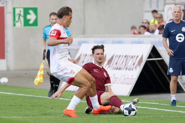 Testspiel: Kickers Offenbach -VFB Stuttgart, 29.07.2026 Kristjan Cesen (Kickers Offenbach 14) grätscht den Ball vor Christopher Olivier (VfB Stuttgart 31) ab, Kickers Offenbach - VFB Stuttgart, Offenbach, Plutos Stadion am Bieberer Berg, 29.7.2026 *** Friendly Match: Kickers Offenbach vs. VFB Stuttgart, July 29, 2026: Kristjan Cesen (Kickers Offenbach, No. 14) slides in to clear the ball away from Christopher Olivier (VfB Stuttgart, No. 31), Kickers Offenbach vs. VfB Stuttgart, Offenbach, Plutos Stadium at Bieberer Berg, July 29, 2026 Copyright: xBEAUTIFULxSPORTS Gawlikx