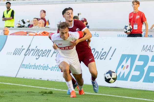 Testspiel: Kickers Offenbach -VFB Stuttgart, 29.07.2026 Christopher Olivier (VfB Stuttgart 31) & Nathan Doganay (Kickers Offenbach 22) im Zweikampf um den Ball, Kickers Offenbach - VFB Stuttgart, Offenbach, Plutos Stadion am Bieberer Berg, 29.7.2026 *** Friendly Match: Kickers Offenbach vs. VFB Stuttgart, July 29, 2026: Christopher Olivier (VfB Stuttgart, 31) and Nathan Doganay (Kickers Offenbach, 22) battle for the ball; Kickers Offenbach vs. VfB Stuttgart, Offenbach, Plutos Stadium at Bieberer Berg, July 29, 2026 Copyright: xBEAUTIFULxSPORTS Gawlikx