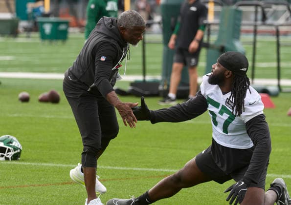 New York Jets head coach Aaron Glenn and Edge Kingsley Jonathan (57) during training camp at the Atlantic Health Jets Training Center, Florham Park, New Jersey. CSM Florham Park United States - ZUMAc04_ 20260729_zma_c04_003 Copyright: xDuncanxWilliamsx
